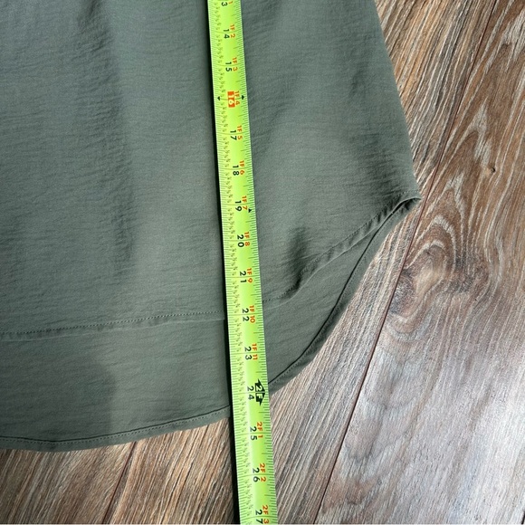 Evereve 1/4 Button Down Blouse in Green-Size Small - Picture 4 of 8